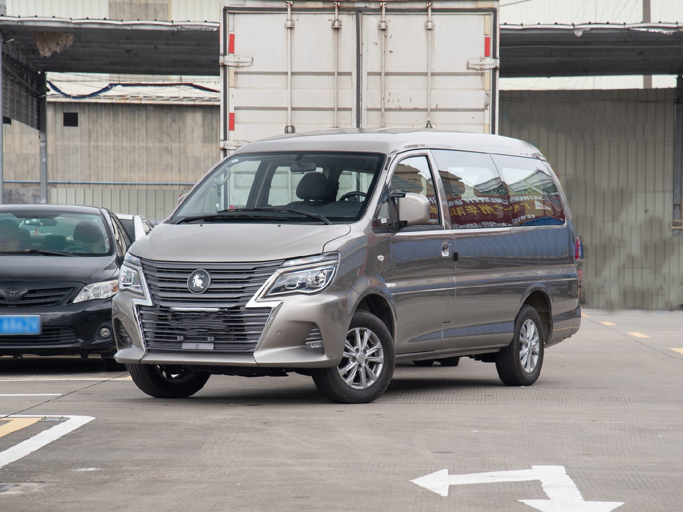 員工接送班車(chē)-9座車(chē)
